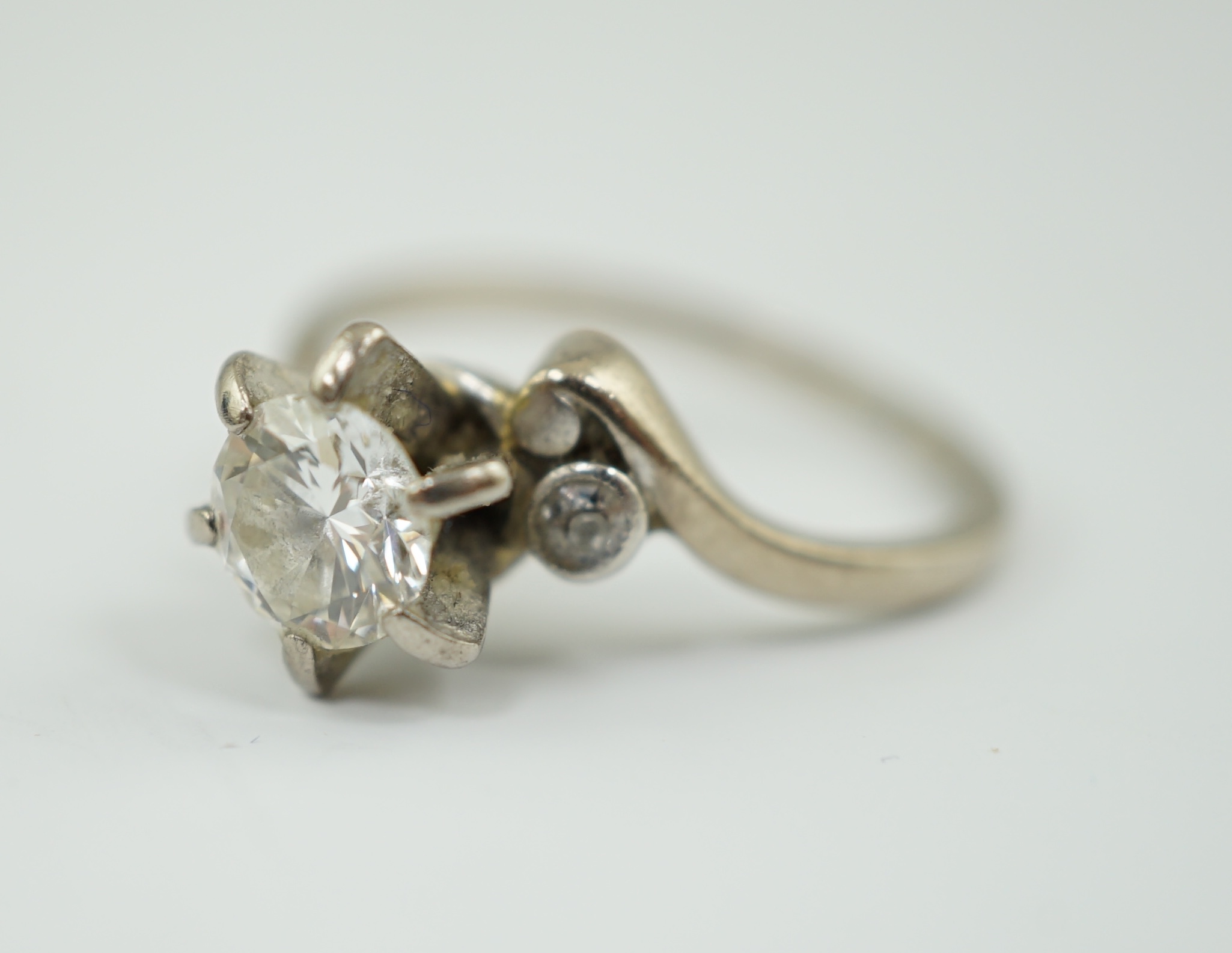 An 18ct white gold, platinum and single stone diamond set ring, with two stone diamond set shoulders